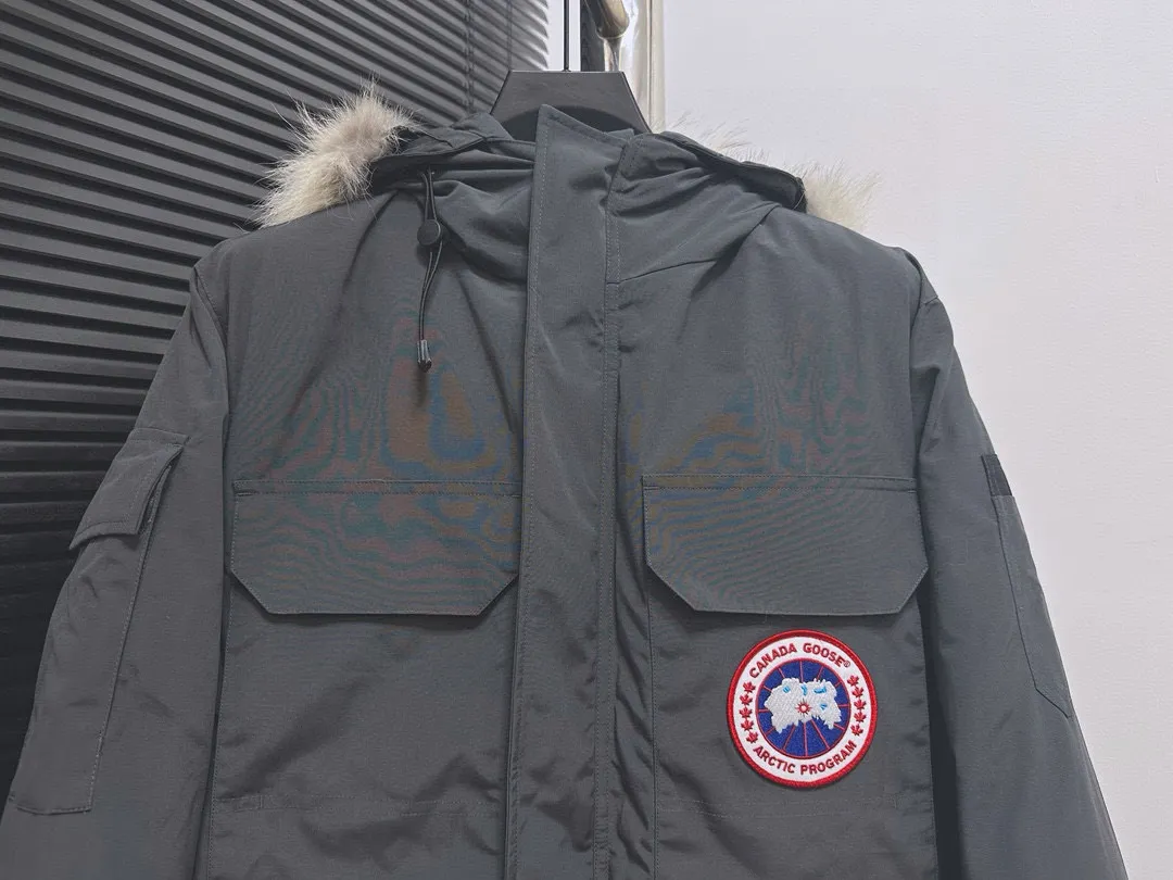 P780 Top Purchasing Version (Wolf Hair Optional) 🇨🇦CANADA GOOES 24 new models 08 models/couple models Factory direct supply: supplying global purchasing agents, micro-business, entities, Tmall, high-end stalls and studio cooperation, free shipping! Canada Goose Expedition Parka 2008 is the same style for men and women. It is mid-length and the most timeless classic. All Arctic and Antarctic scientific expedition teams choose Canada Goose as their cold-proof equipment. It is the Rolls-Royce of down jackets. ➖ Industry-leading anti-counterfeiting chip sensing. ➖ Imported Behringer embroidery machines and customized embroidery labels, the highest level and industry leading. ➖ Imported Korean 21-count polyester-cotton blended original fabric, TC85 waterproof coated fabric, water-repellent, windproof and wear-resistant. ➖ The new national standard 80 white duck down is filled with an average of 520 grams of down. The amount of down filled is industry-leading. ➖ 100% nylon lining with double double-layer sealing design to prevent velvet running, and seamless thread design on the cuffs! ➖ Western Canadian Green Wolf Collar. ➖ Yoshida YKK provides original factory-customized electroplated sliders. YKK two-way lockable zippers are tight and smooth and do not peel off paint. ➖ 3M composite Velcro is durable and the accessories and hardware are all custom-made. Note: Our copywriting is only simple and clear. Instead of bragging about the copywriting, it is better to compare and understand with samples. Only for the purest goose, the most dedicated, the most professional, the highest quality, the highest cost performance!  Size:XS-XXL